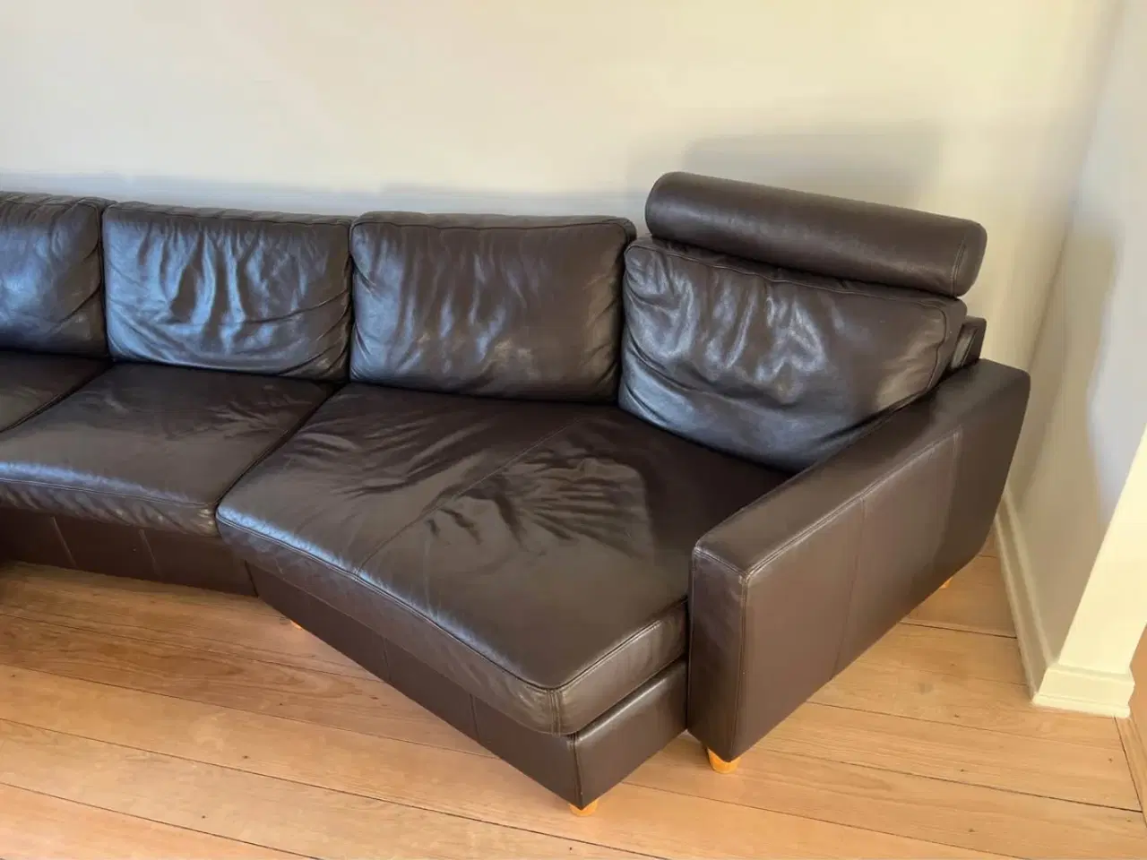 Billede 2 - Mørkebrun lædersofa med puf