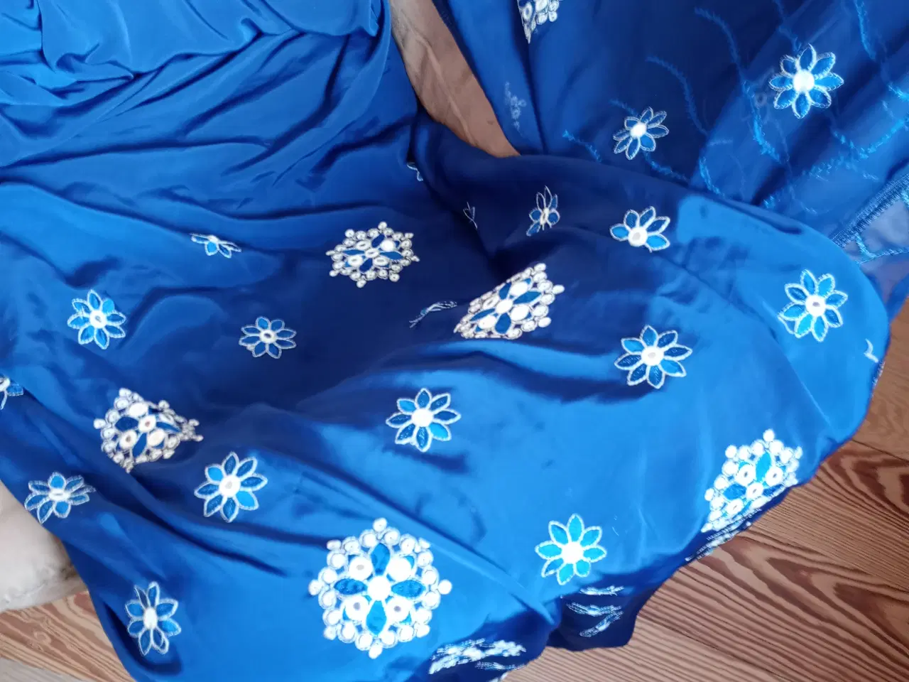 Billede 2 - Broderet stof og tørklæde