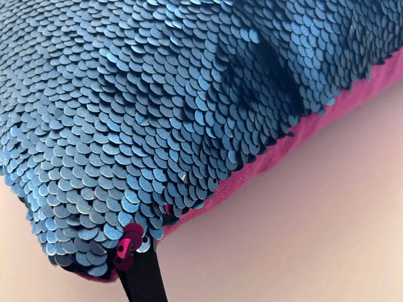 Billede 3 - Paillet pude, to-farvet, pink og blå