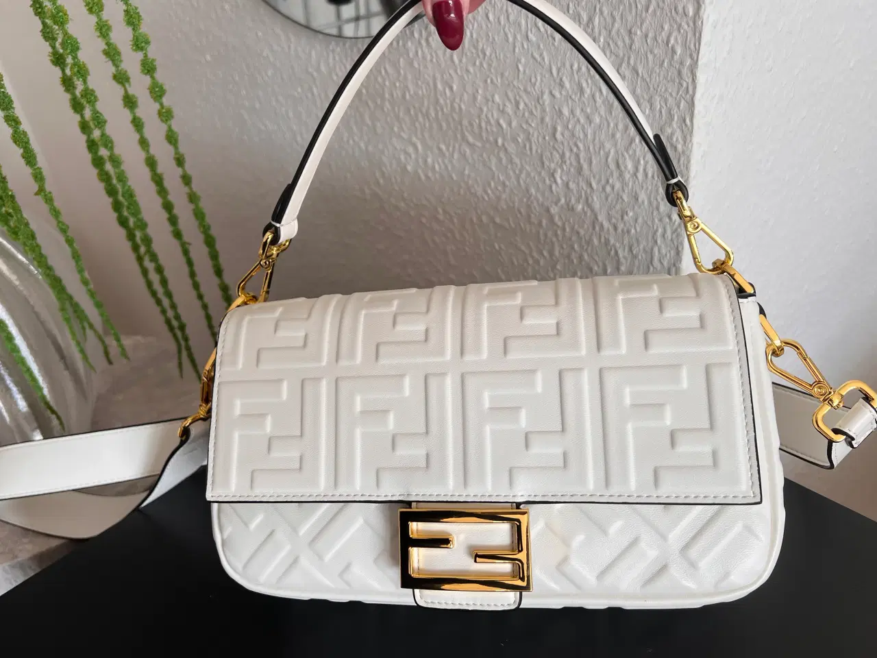 Billede 2 - Flot hvid fendi baguette taske. 