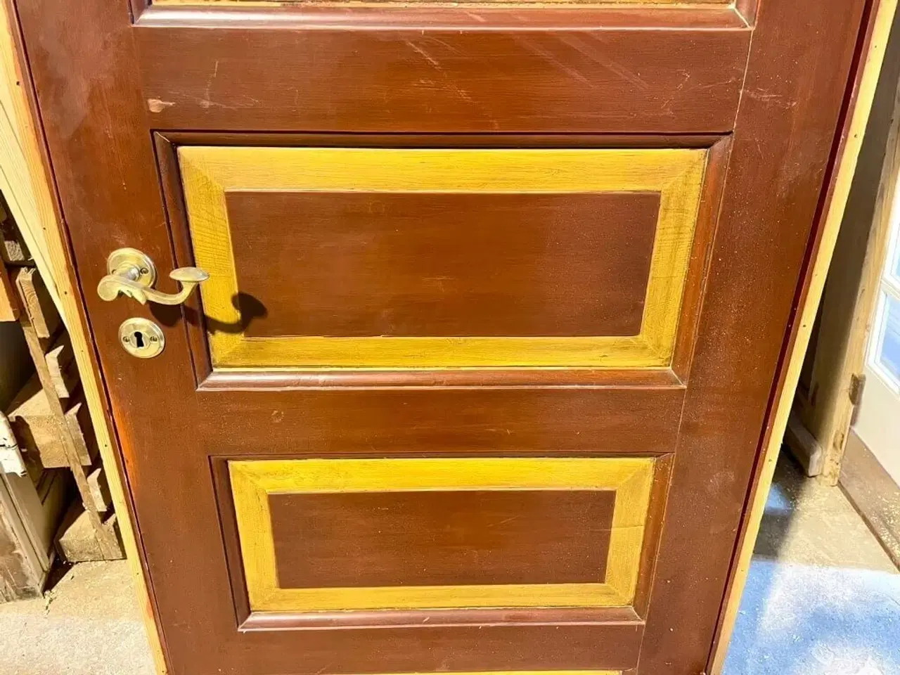 Billede 4 - Klassisk fyldningsdør m. karm og mørke farver