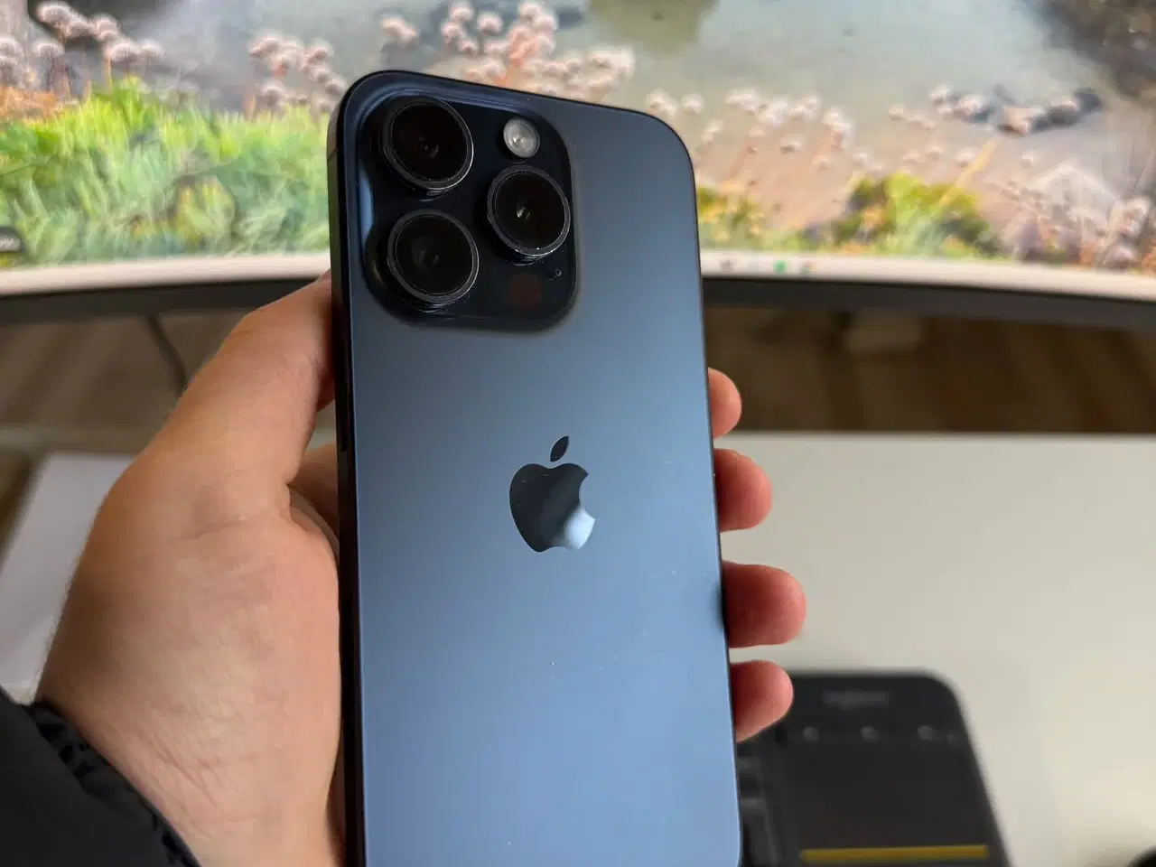 Billede 2 - iPhone 15 Pro, 128 GB, Farve Blåt Titanium