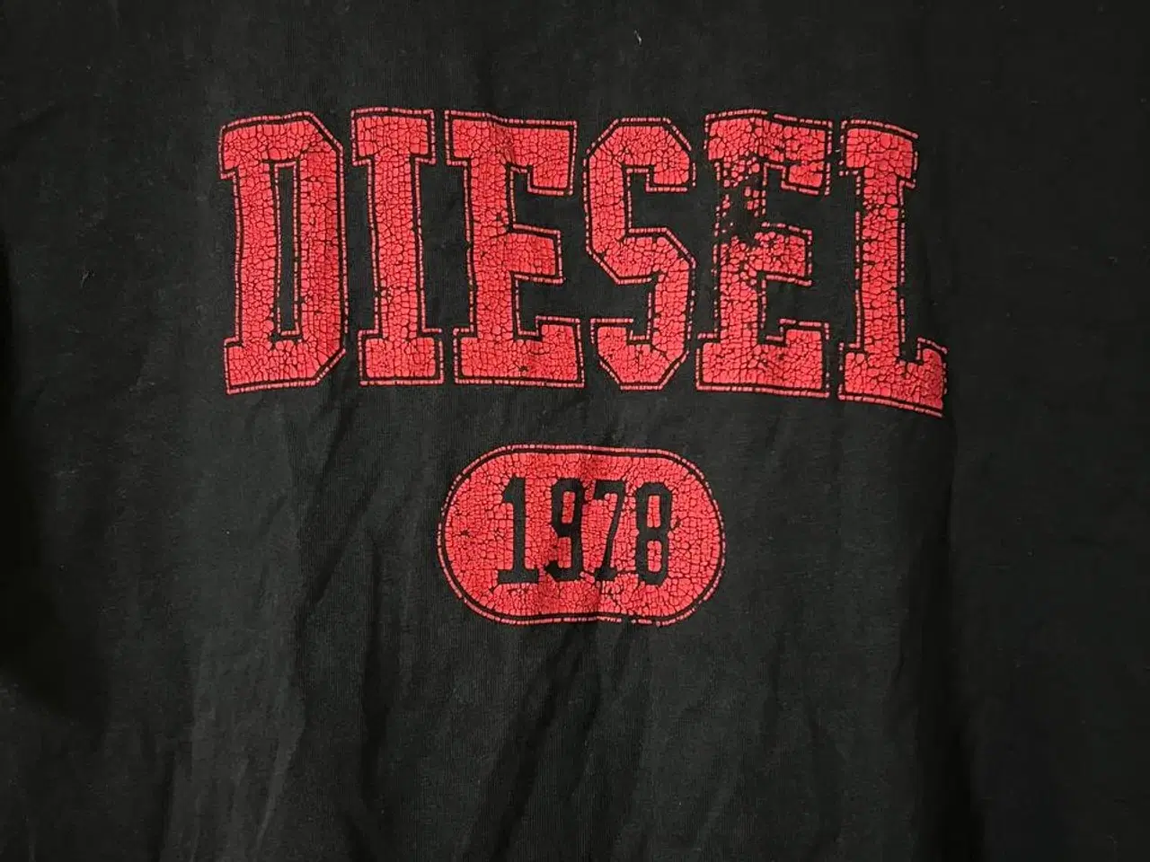 Billede 2 - Diesel T-shirt – sort med rød cracked-print