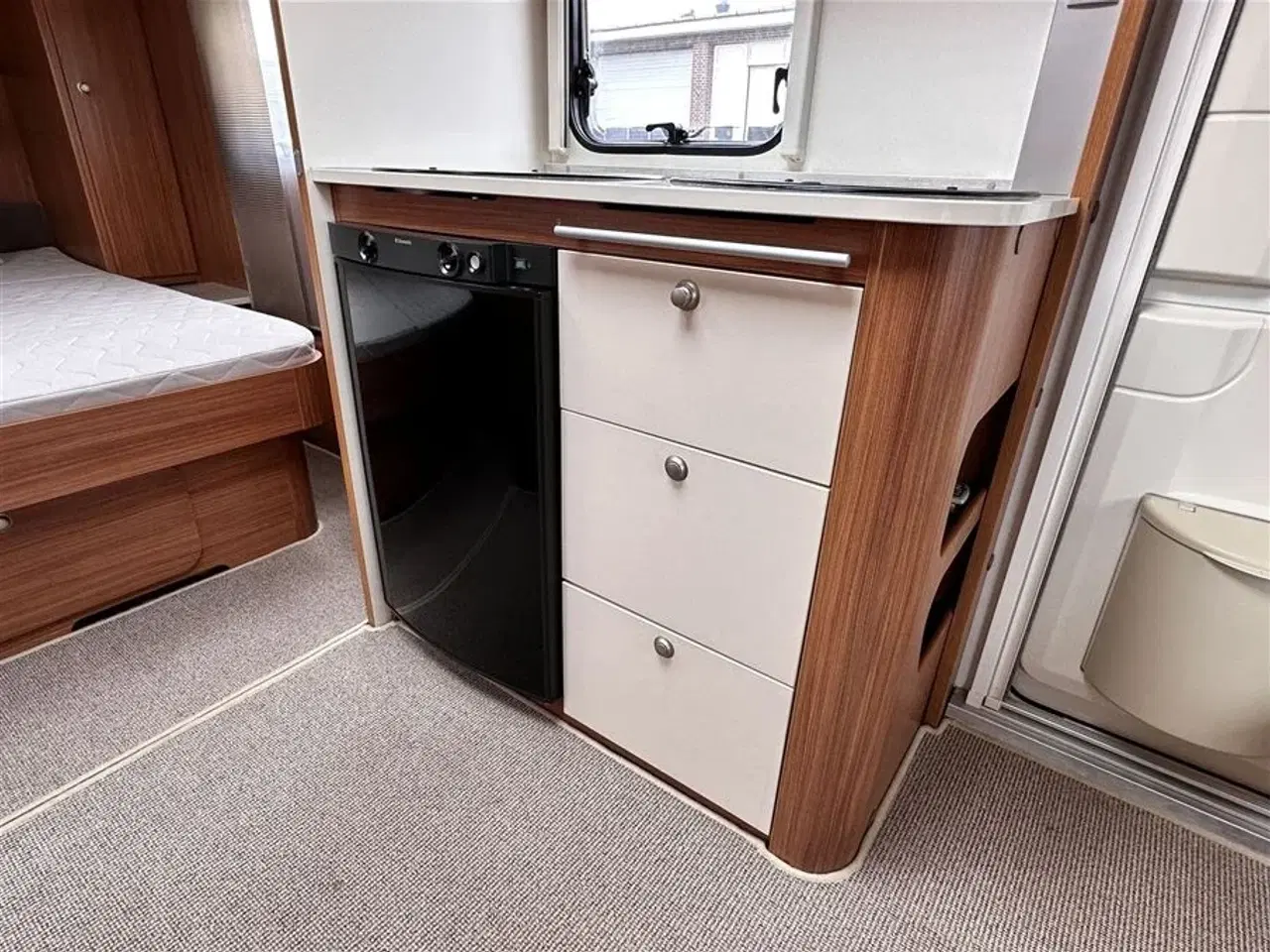 Billede 5 - 2014 - Adria Adora 563 PU   Fritstående queen seng