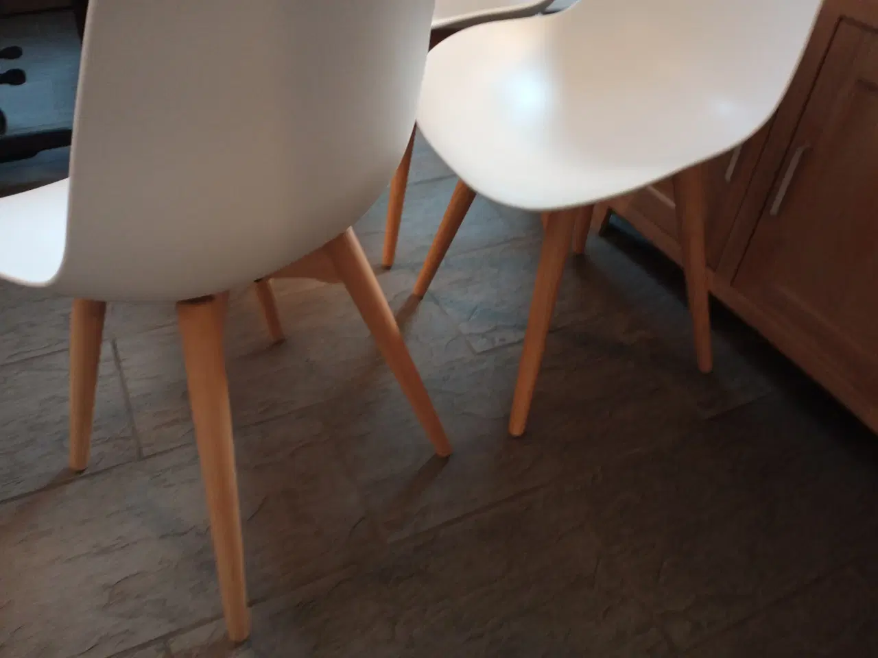 Billede 6 - 4 stk hvide spisebords stole med træ ben