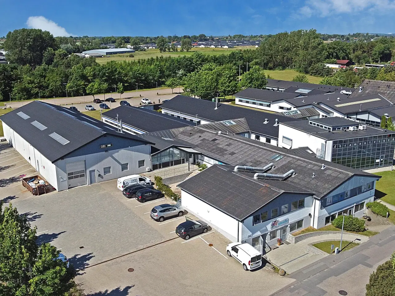 Billede 2 - Flot lagerlejemål med tilhørende kontorlokaler som er velbeliggende i Ølstykke.