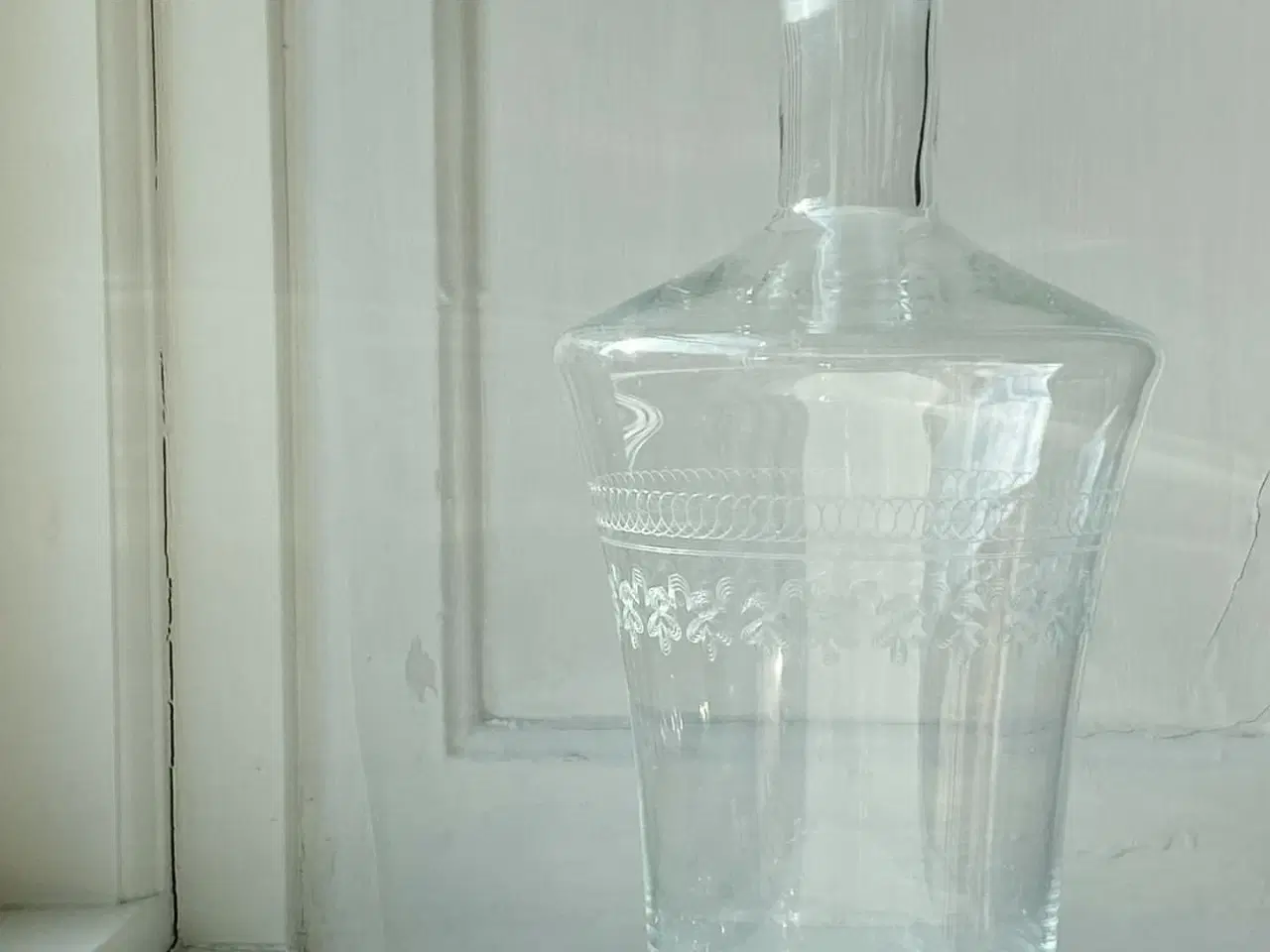 Billede 3 - Karafel af klart glas m sirlige slibninger