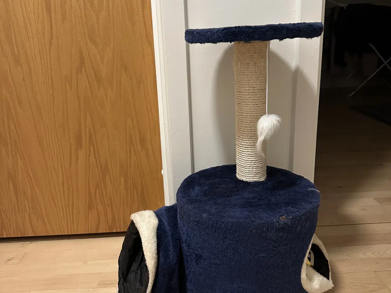 Billede 1 - Kradsetræ med platform og hule 