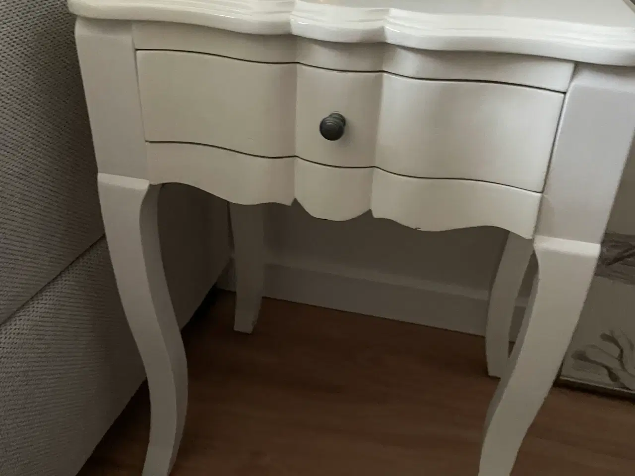 Billede 2 - Hvide sengeborde 