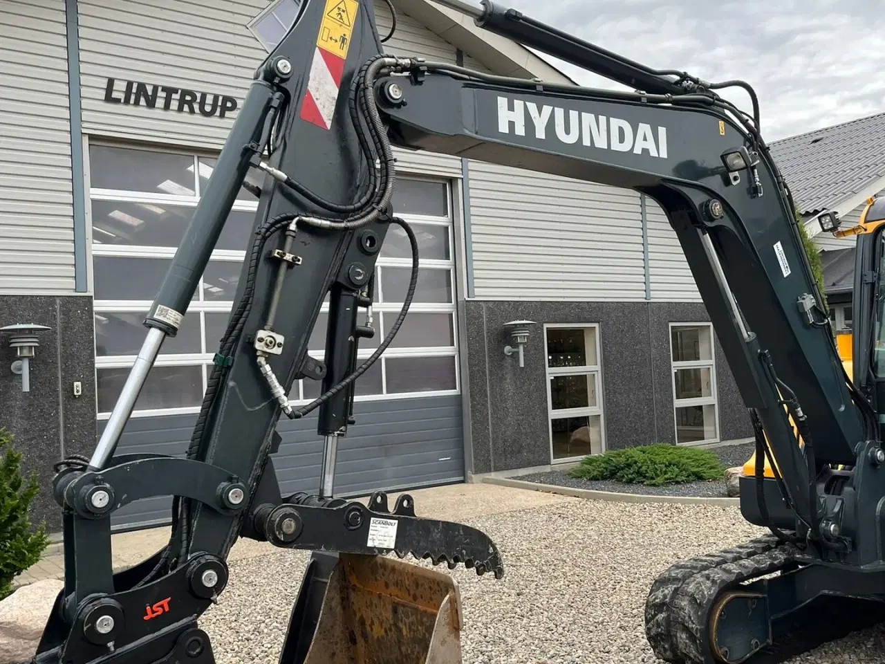 Billede 11 - Hyundai HX55 Med Hydrema skifte og centralsmørring og grab-klo på. Udlejes, også med forkøbsret.