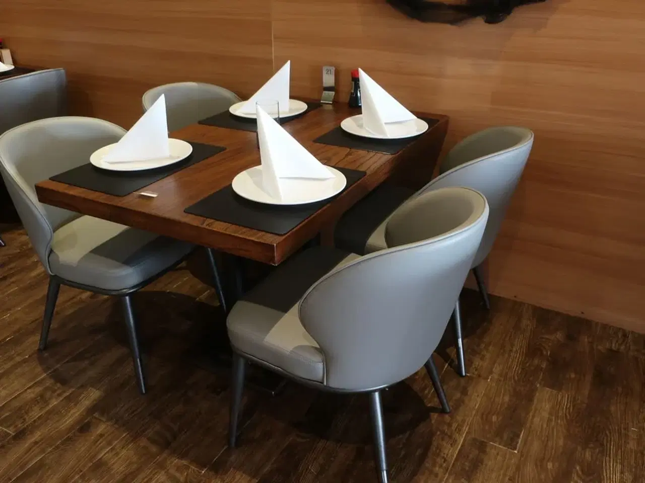 Billede 2 - Bord og 4 nye stole
