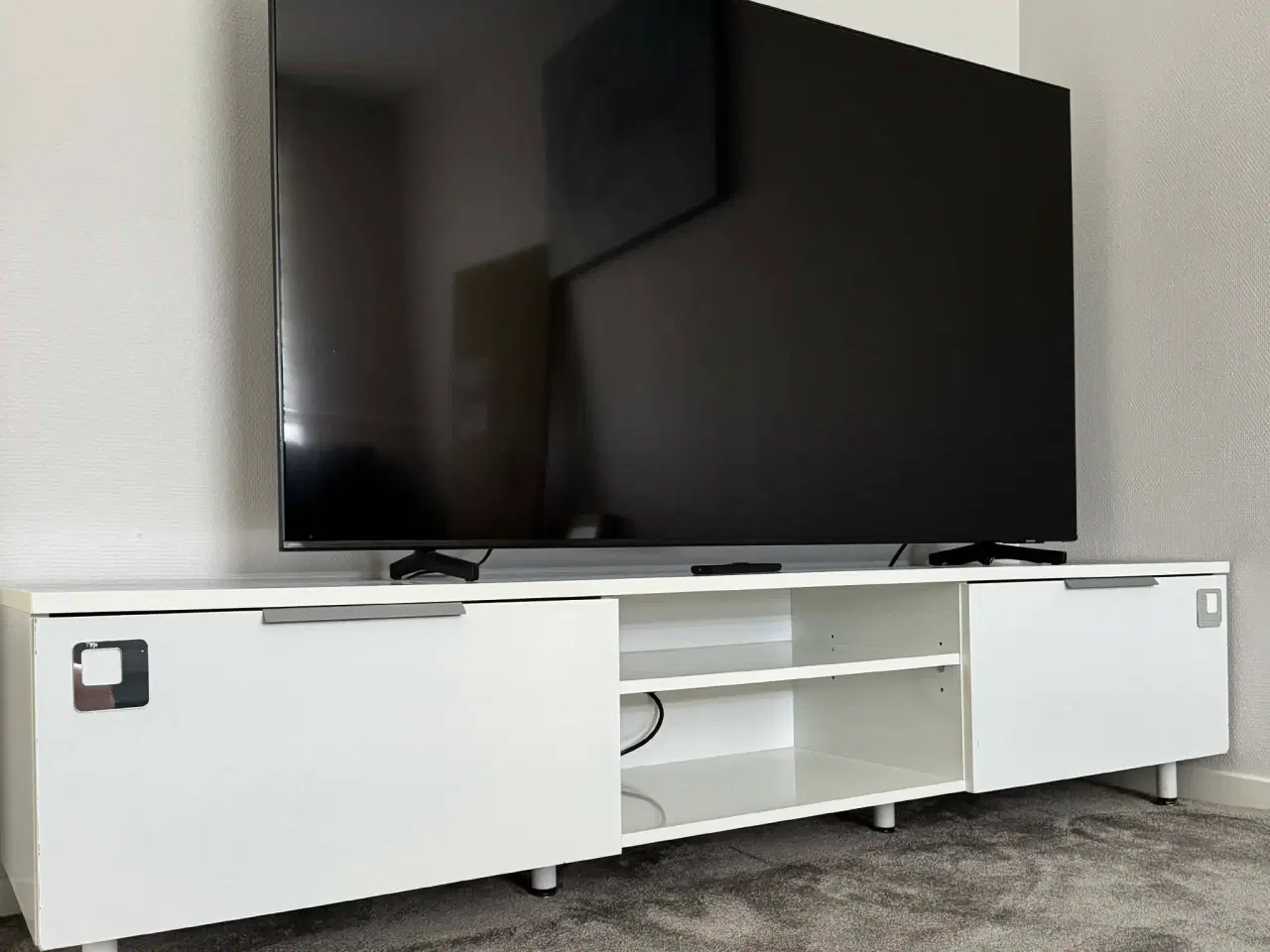 Billede 1 - Hvid TV bord med skuffe + reol