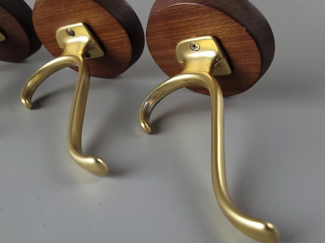 Billede 3 - ⭐️- 4 stk Elegante knager i teaktræ - messing-look