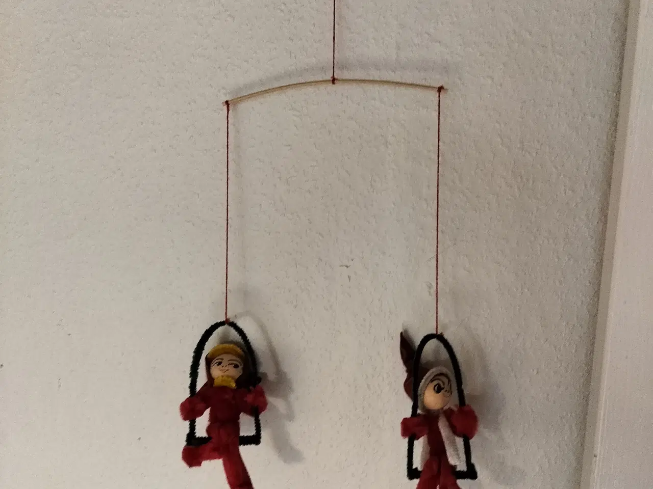 Billede 1 - Juleuro lavet af piberenser med 2 nisser på gynger