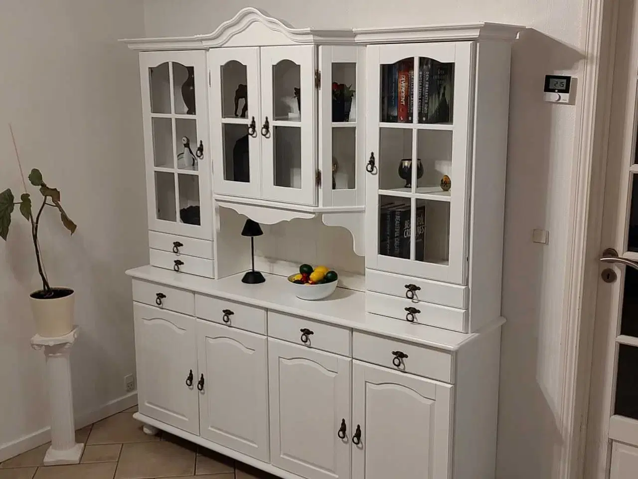 Billede 5 - Ny malet vitrineskab 