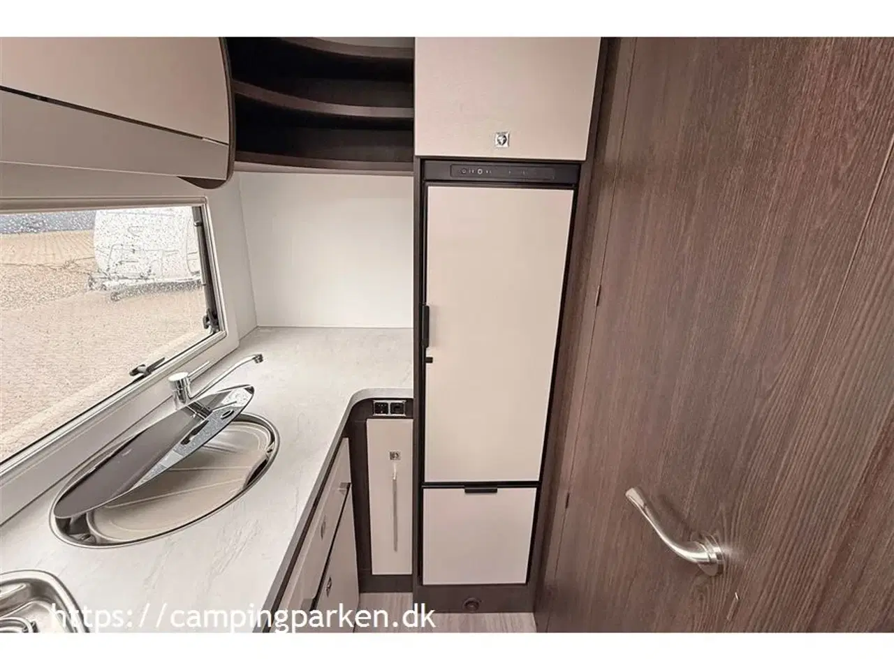 Billede 10 - 2021 - Benimar Tessoro 481   Kort autocamper med stor siddegruppe, totallængde kun 5,99 m.