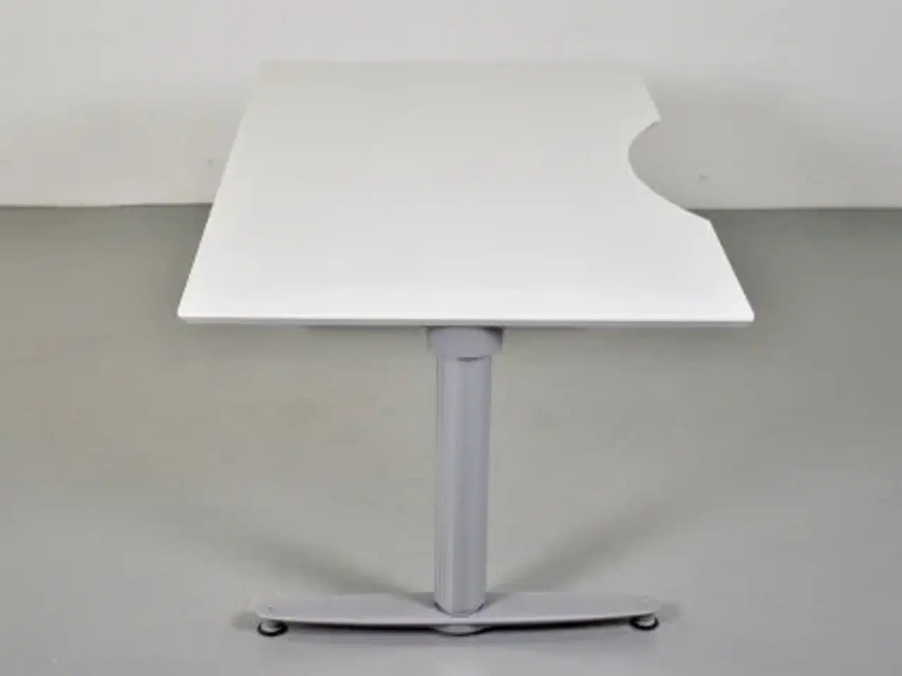 Billede 4 - Hæve-/sænkebord med hvid plade og mavebue, 160 cm.