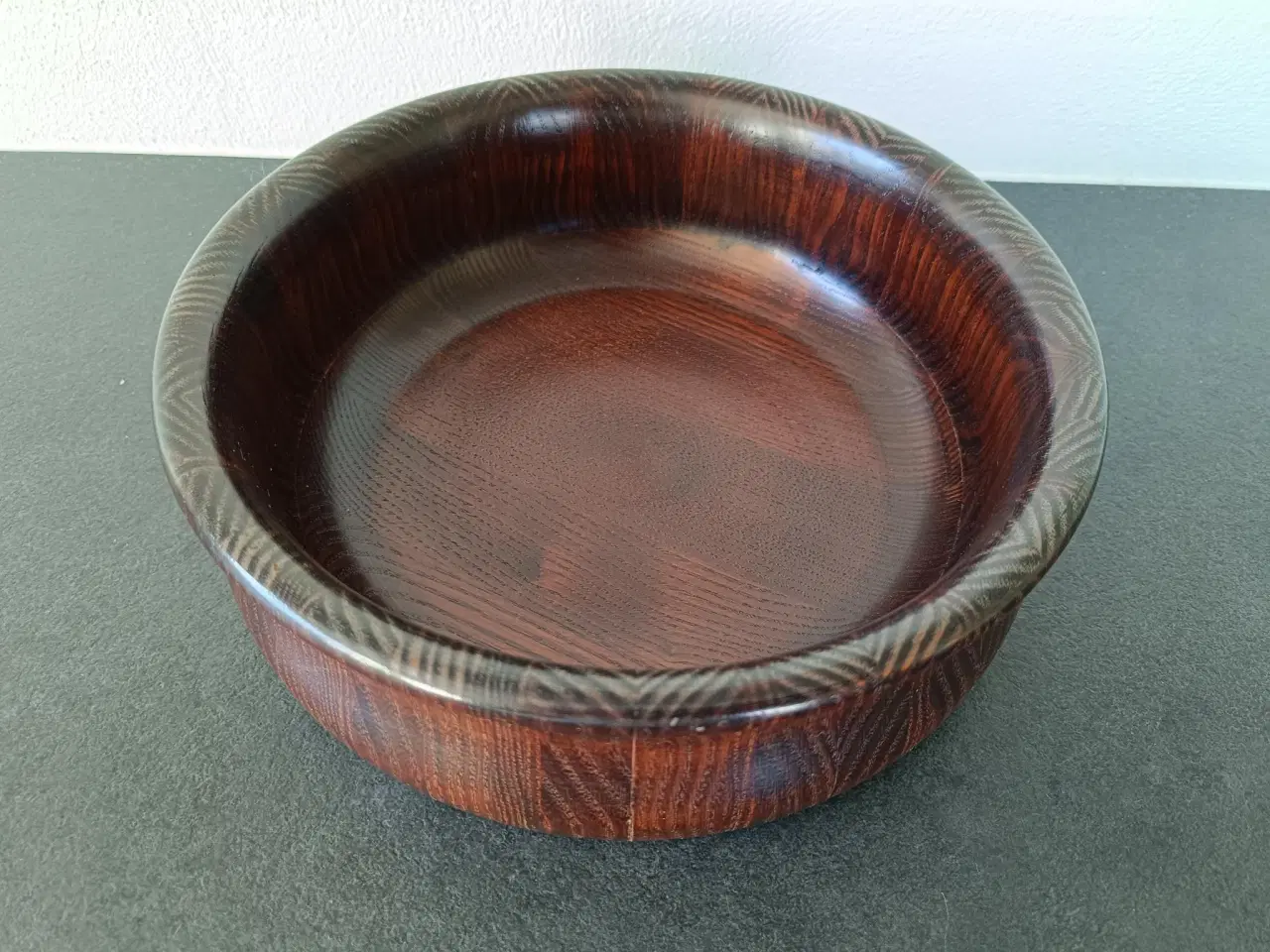 Billede 1 - Fin hånddrejet træskål i mørkt træ