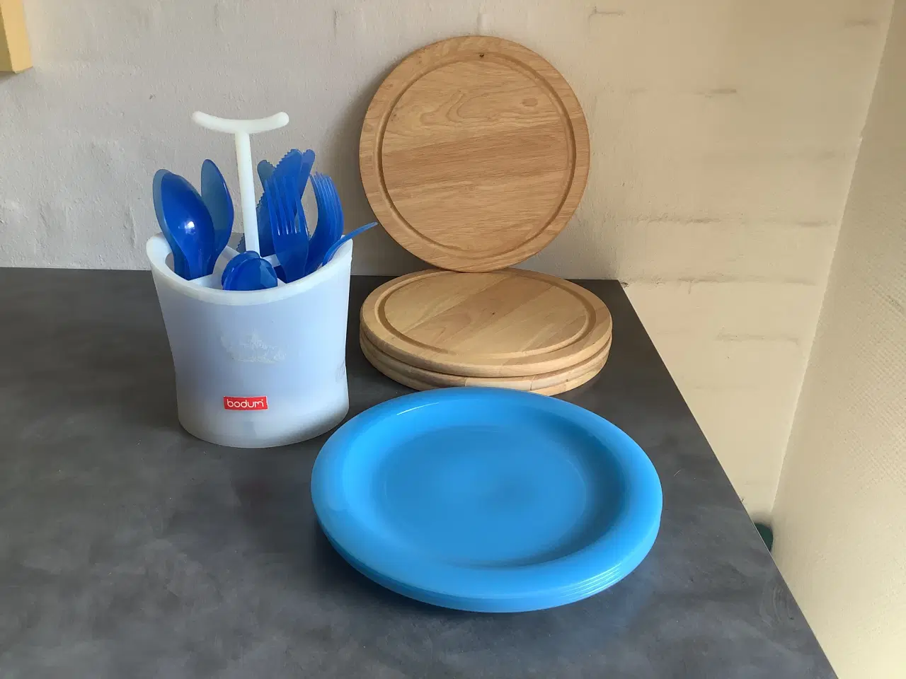 Billede 1 - Bodum bestik til 4 personer, og 4 tallerkener 