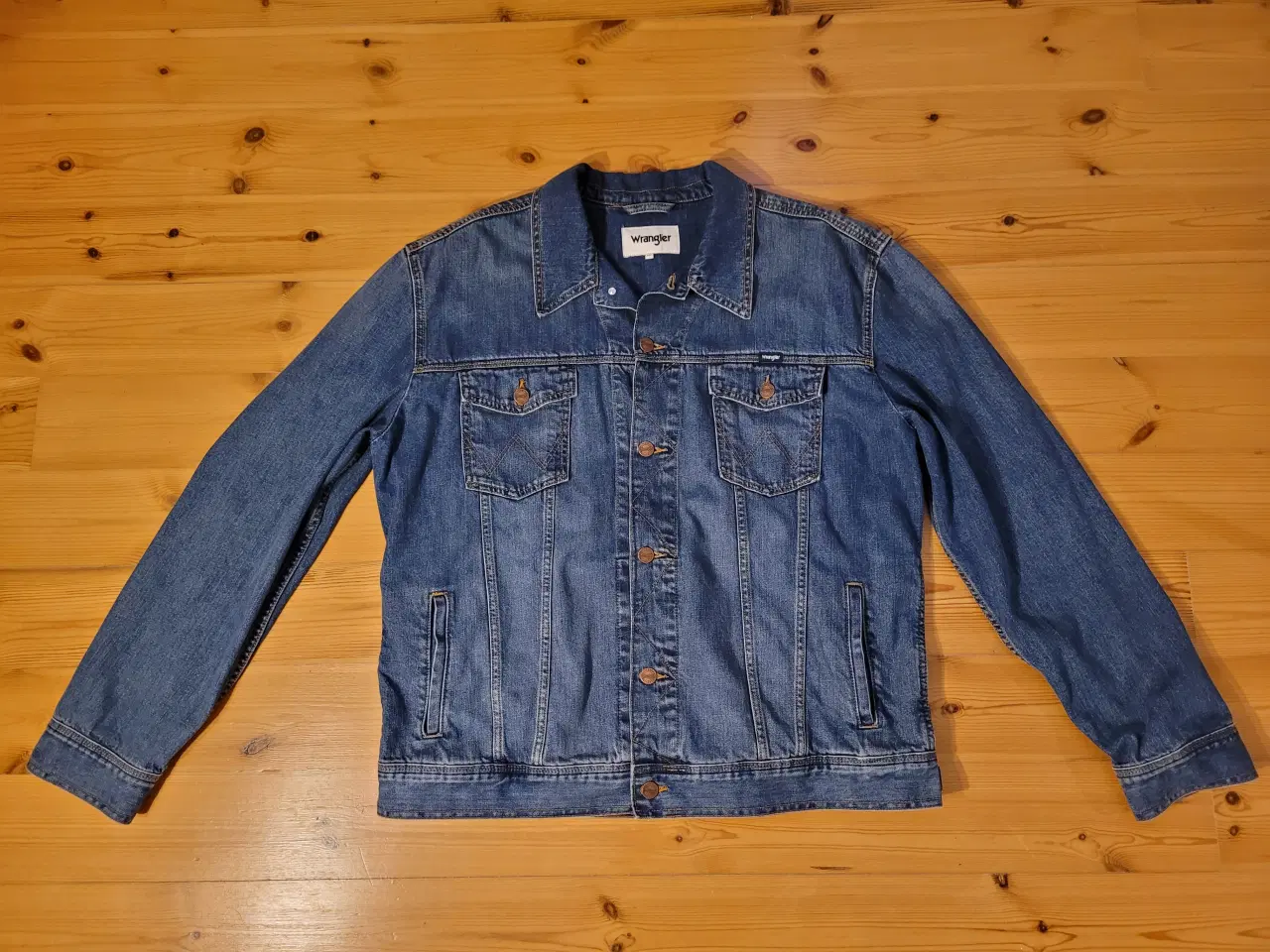 Billede 1 - Wrangler denimjakke i mid stone