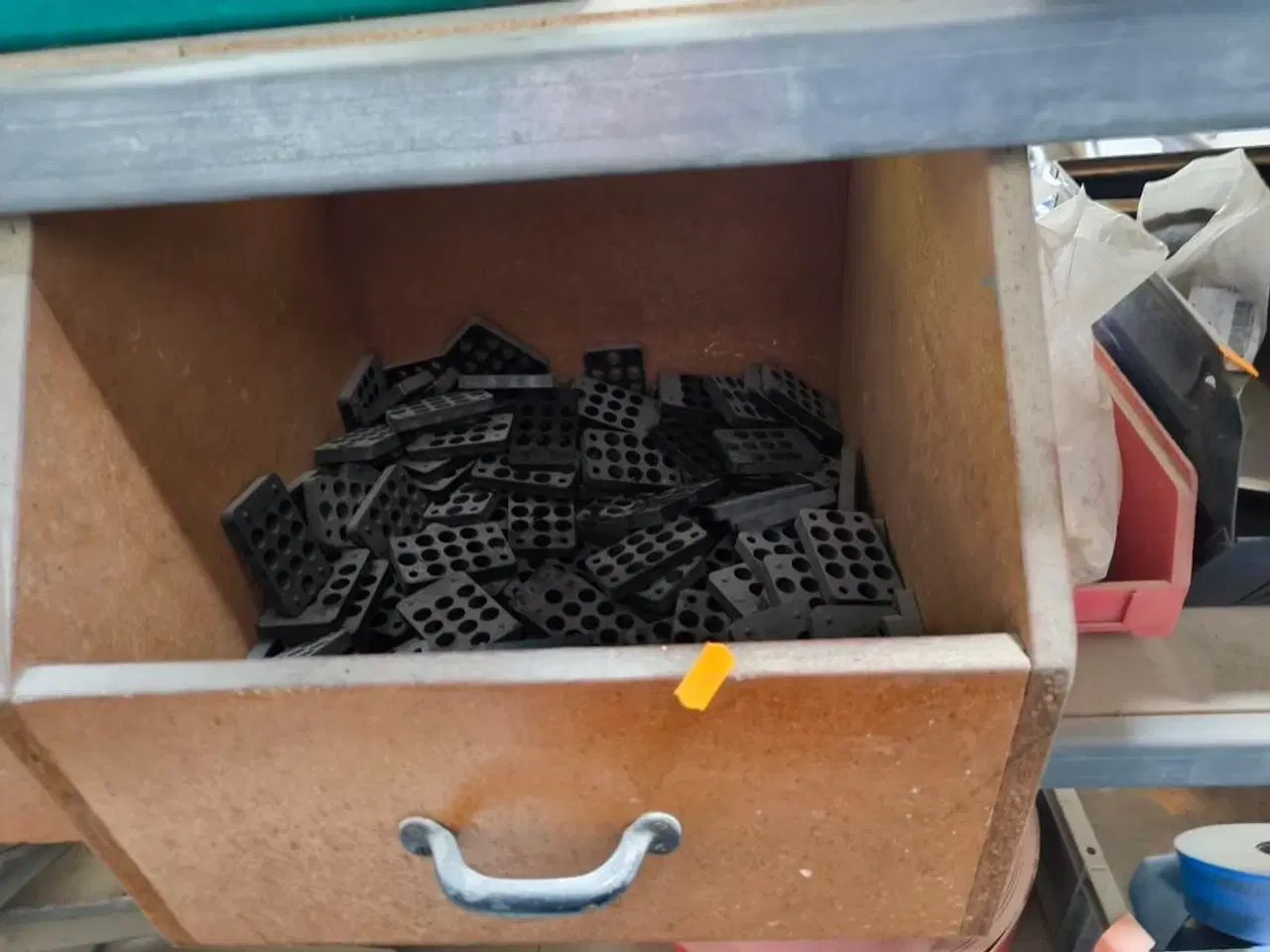 Billede 11 - Indhold på reol (venstre fag)