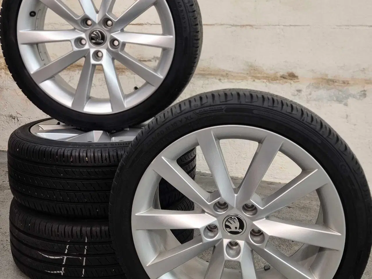 Billede 1 - SKODA 18" ORIGINAL ALUFÆLGE MED NYE SOMMERDÆK 5x11