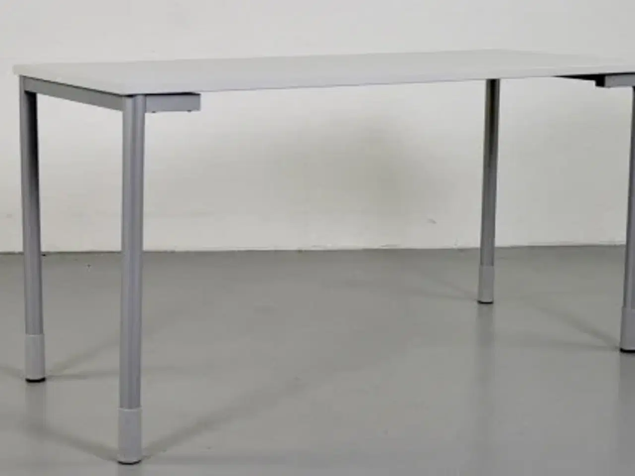 Billede 5 - Kinnarps skrivebord med hvid plade på grå ben