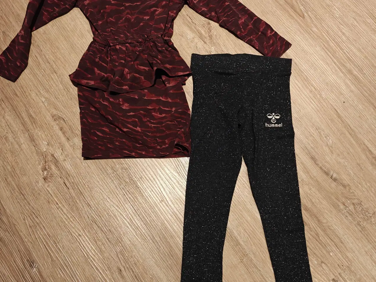 Billede 1 - Hummel kjole og tights str 110