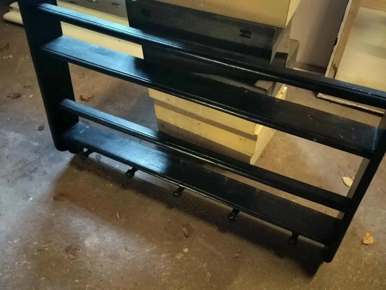 Billede 1 - Malet tallerkenrække med kroge til krus