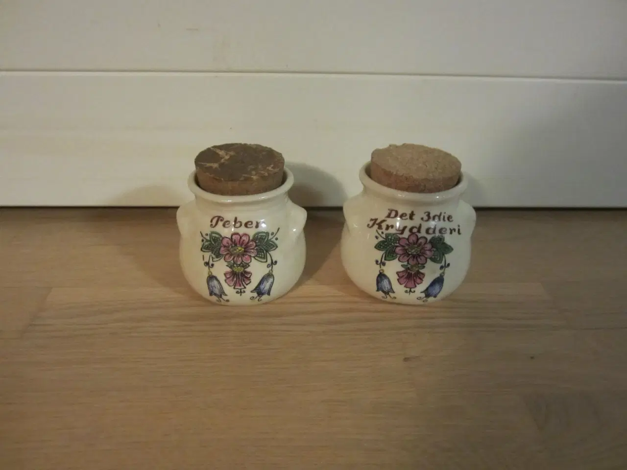 Billede 2 - Aksini krydderi krukker Peber og Det 3.krydderi pr
