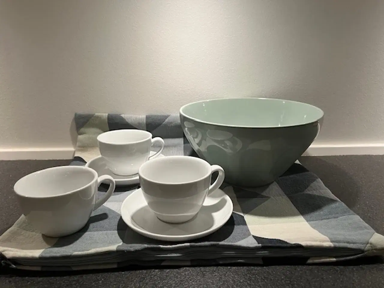 Billede 9 - Flot sæt i robust hvidt porcelæn til morgenbordet