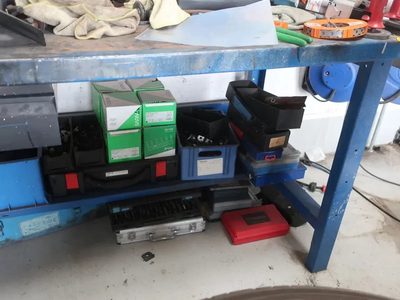 Billede 6 - Værkstedsbord med indhold samt 2 stk. tavler