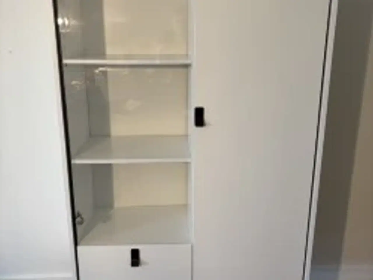 Billede 1 - Vitrineskab, skænk og kommode pris ialt kr. 2.500