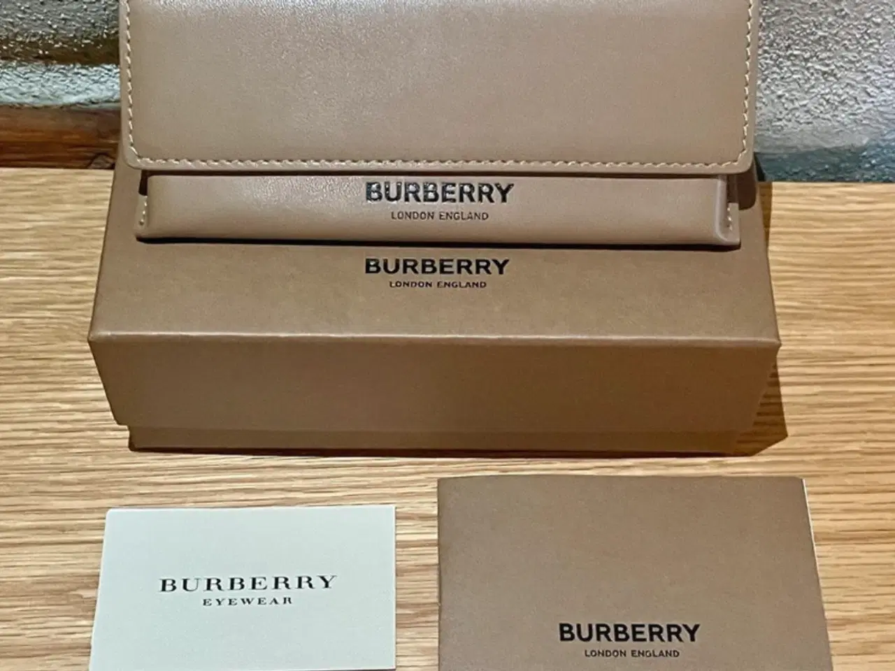 Billede 8 - Burberry solbrille & brille etui 2 stk