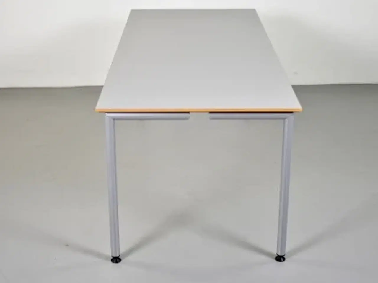 Billede 2 - Randers radius kantinebord med grå plade og alufarvet stel