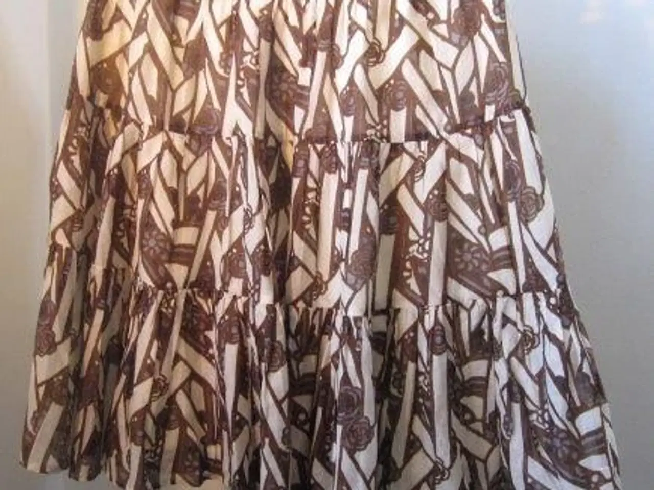 Billede 4 - Baum und Pherdgarten, mønstret nederdel, str 36