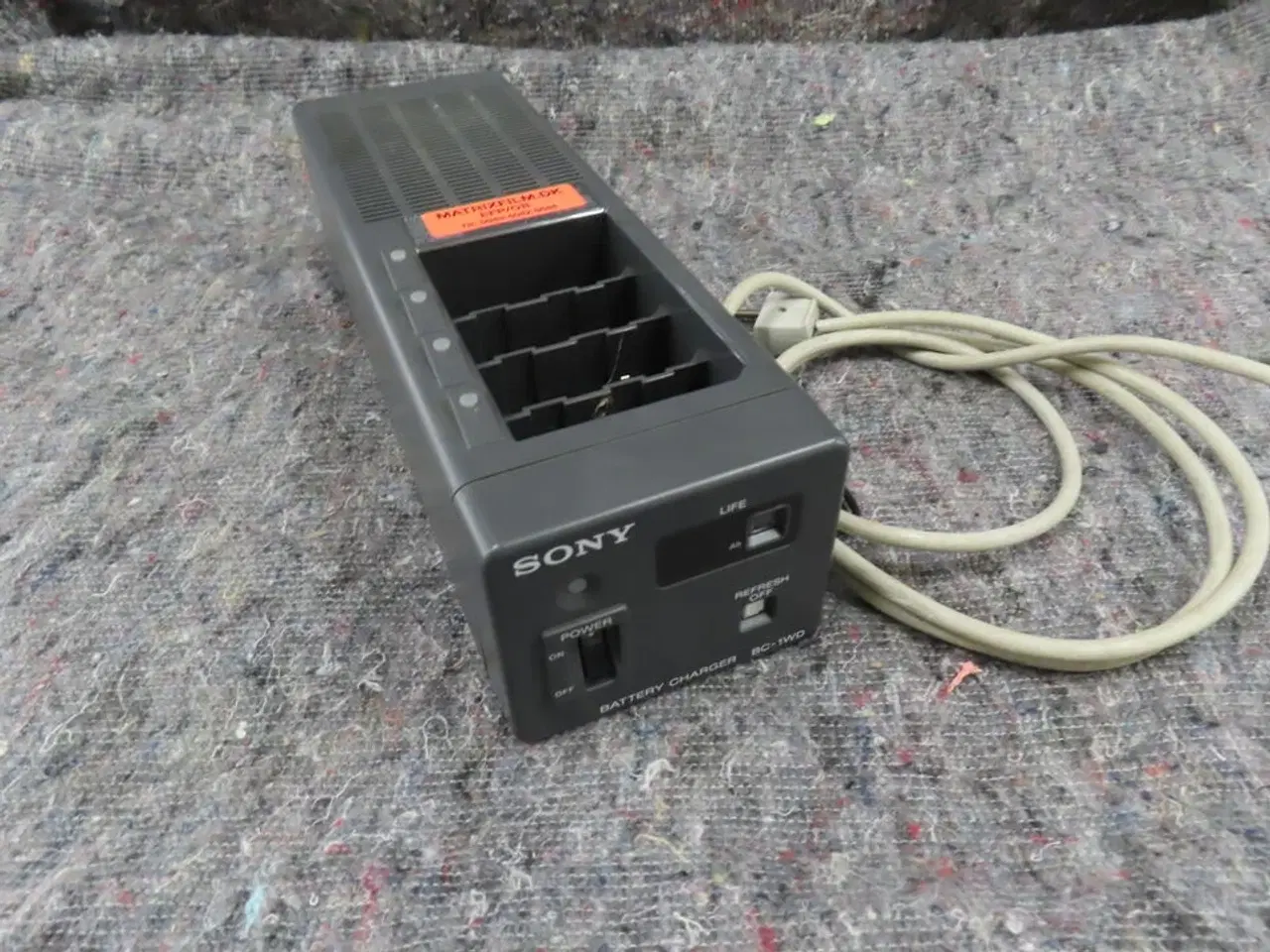 Billede 3 - Oplader til 4 batterier - SONY BC-1WDCE (MOMSFRI)