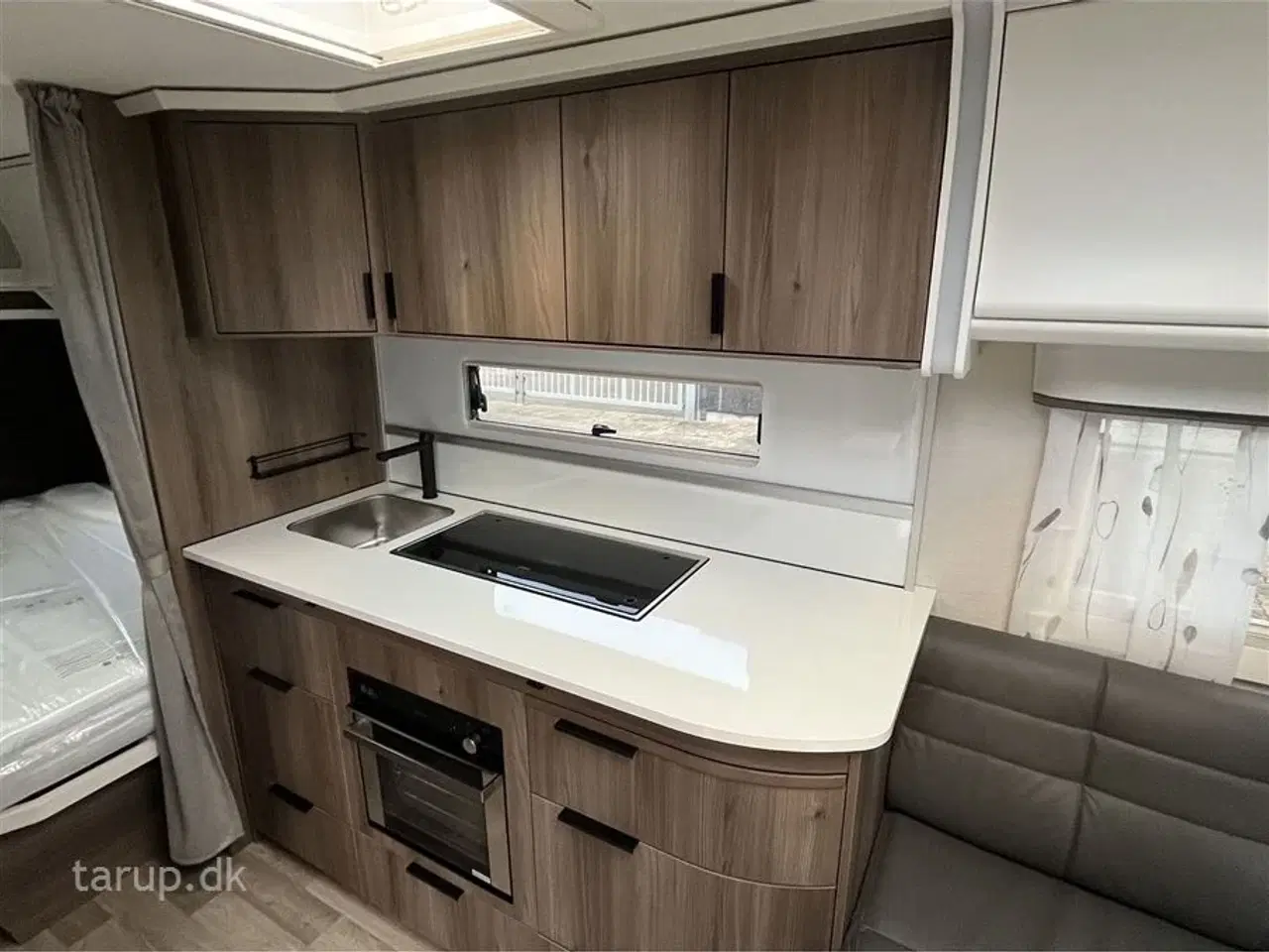 Billede 11 - 2026 - Kabe Smaragd 520 XL KS Premium Line   Fransk seng, rundsiddegruppe i mørkegråt skind, ALDE centralvarme, vandbåren gulvvarme, stort kompressor køleskab