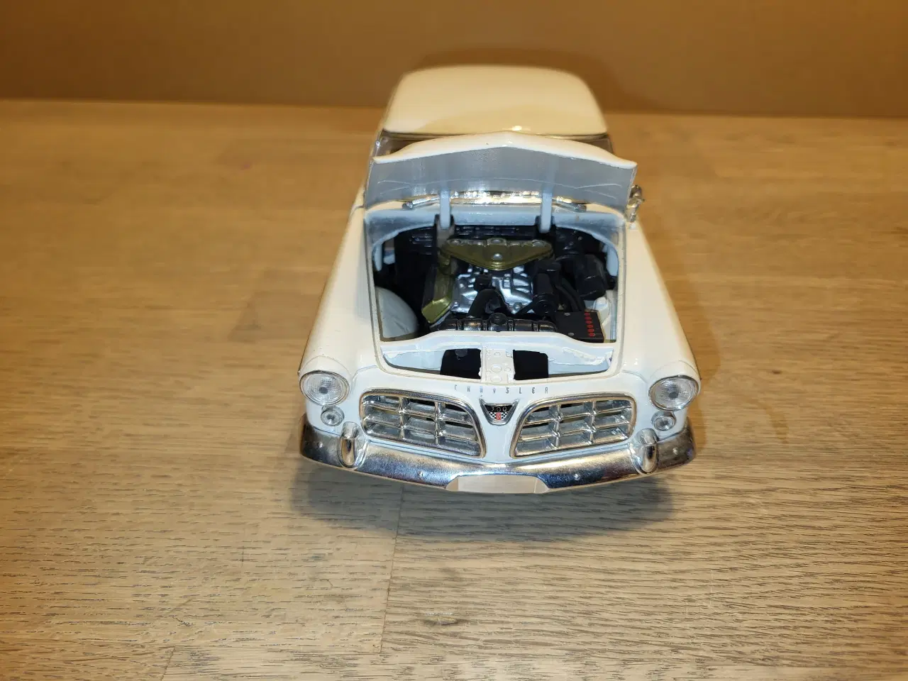 Billede 8 - Modelbil, Chrysler 300b White 1956, skala 1/18