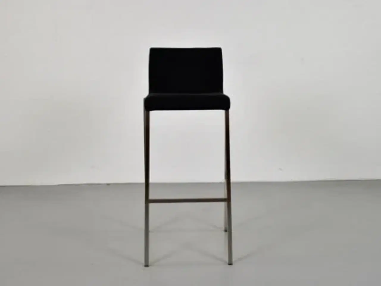 Billede 1 - Barstol fra zeta furniture med sort polster, på stel i stål