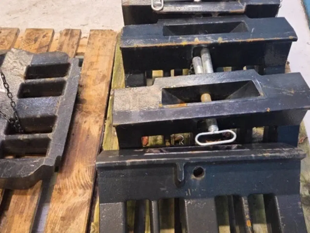 Billede 19 - Case Maxxum 145 Frontvægt Holder 82031499  (5 Stk)