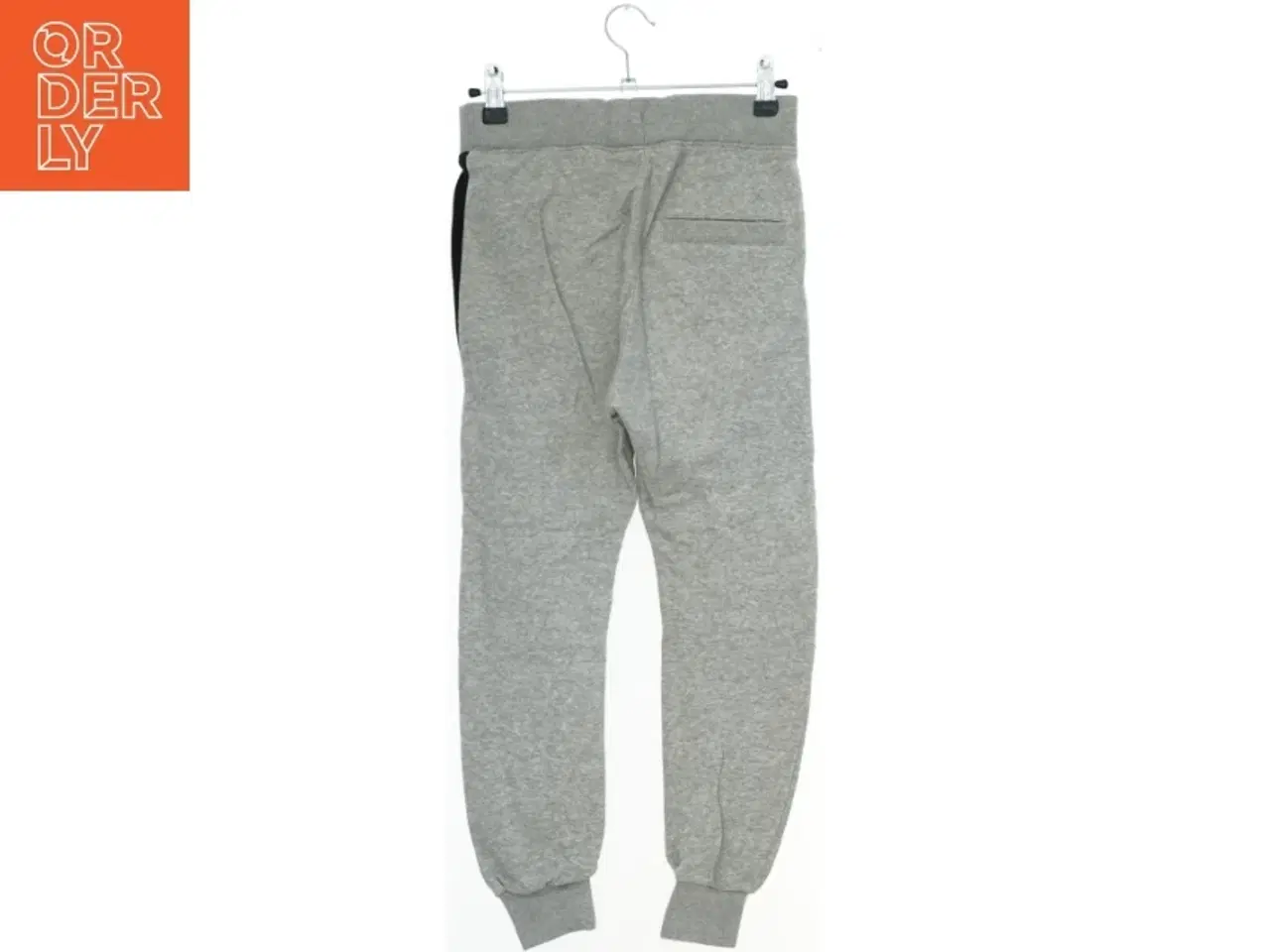 Billede 2 - Grå sweatpants med sorte detaljer fra H&M (str. 140)