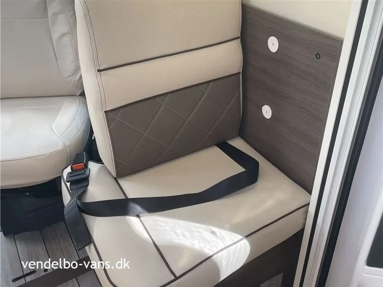 Billede 12 - 2025 - McLouis Mc4   160 cm bred dobbeltseng i midten bagerst som kan hæve/sænke