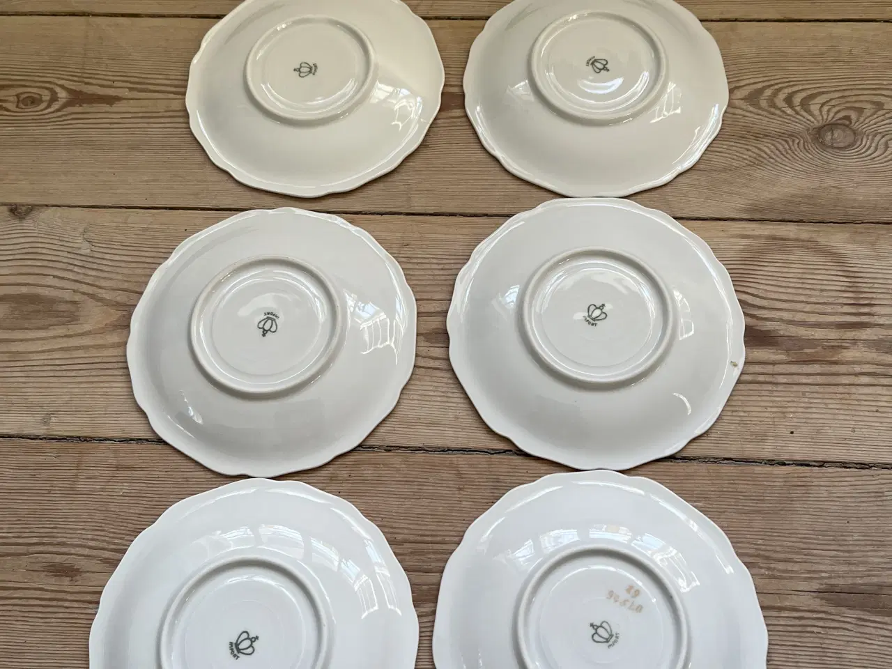 Billede 9 - Hvide kopper med præget mønster og guldkant