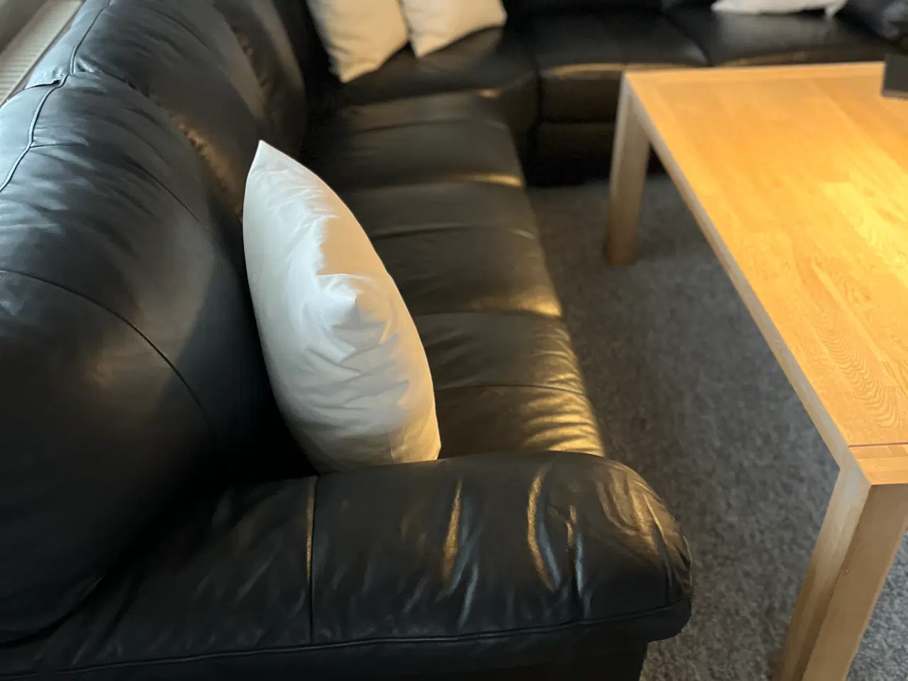 Billede 1 - Hjørnesofa sort læder ca280x230 to mindre lapper