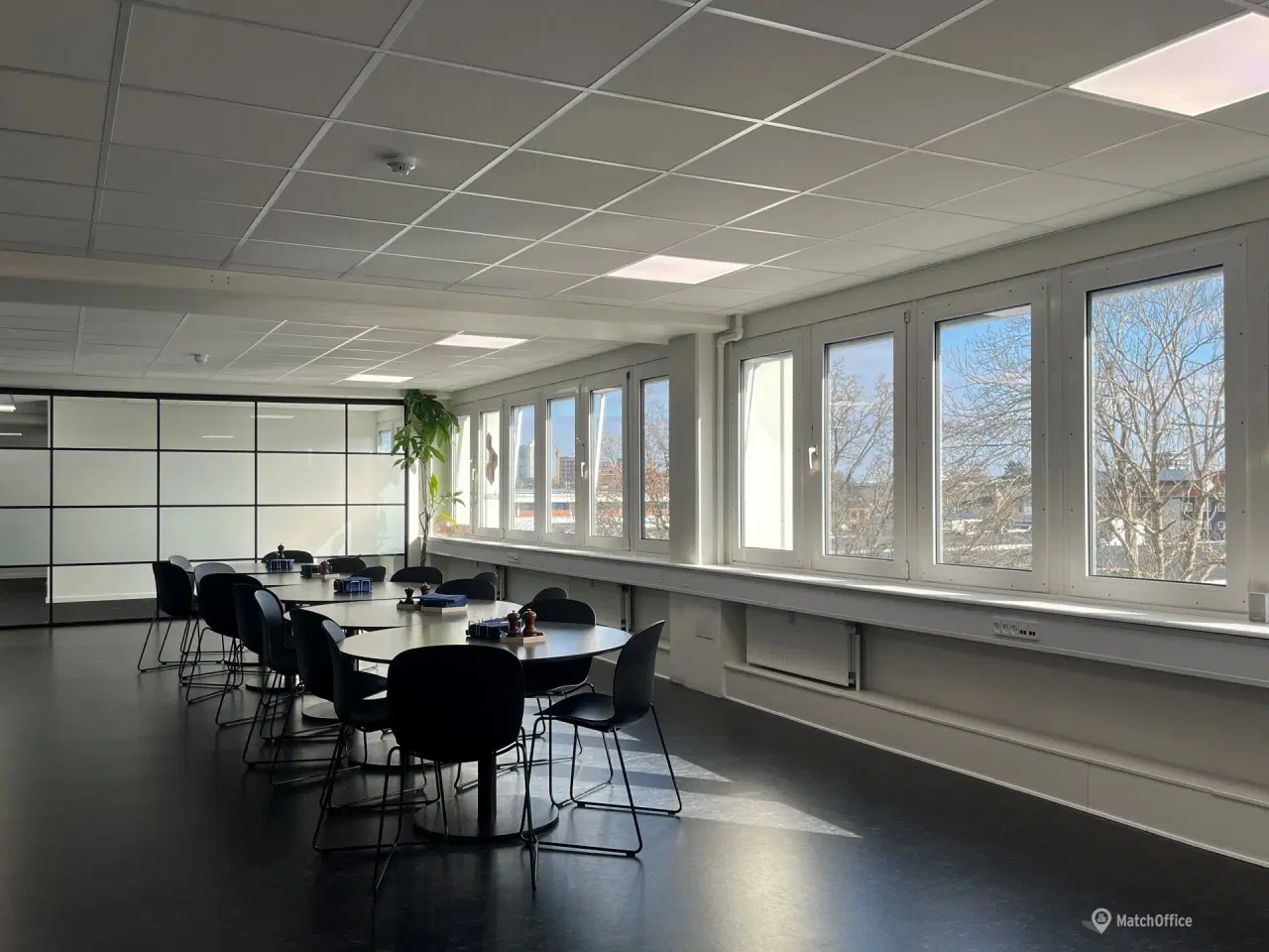 Billede 15 - Stor lager m. vareelevator og istandsat kontor med klimaanlæg