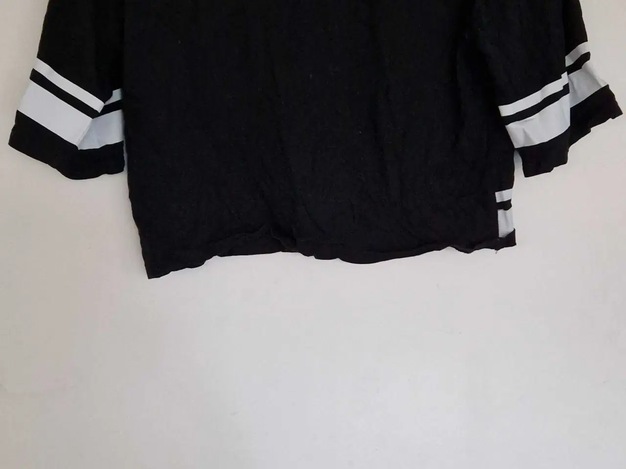 Billede 2 - Bluse med skriften Forever Magical 