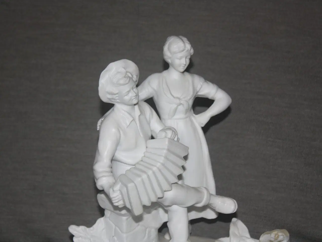 Billede 2 - Romantisk tysk bisquit figur med lille vase