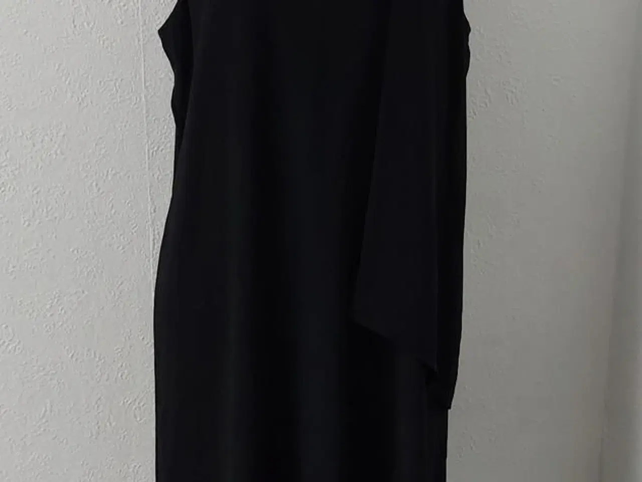 Billede 1 - Sort kjole fra DNY, Str. 42/44 (aldrig brugt)