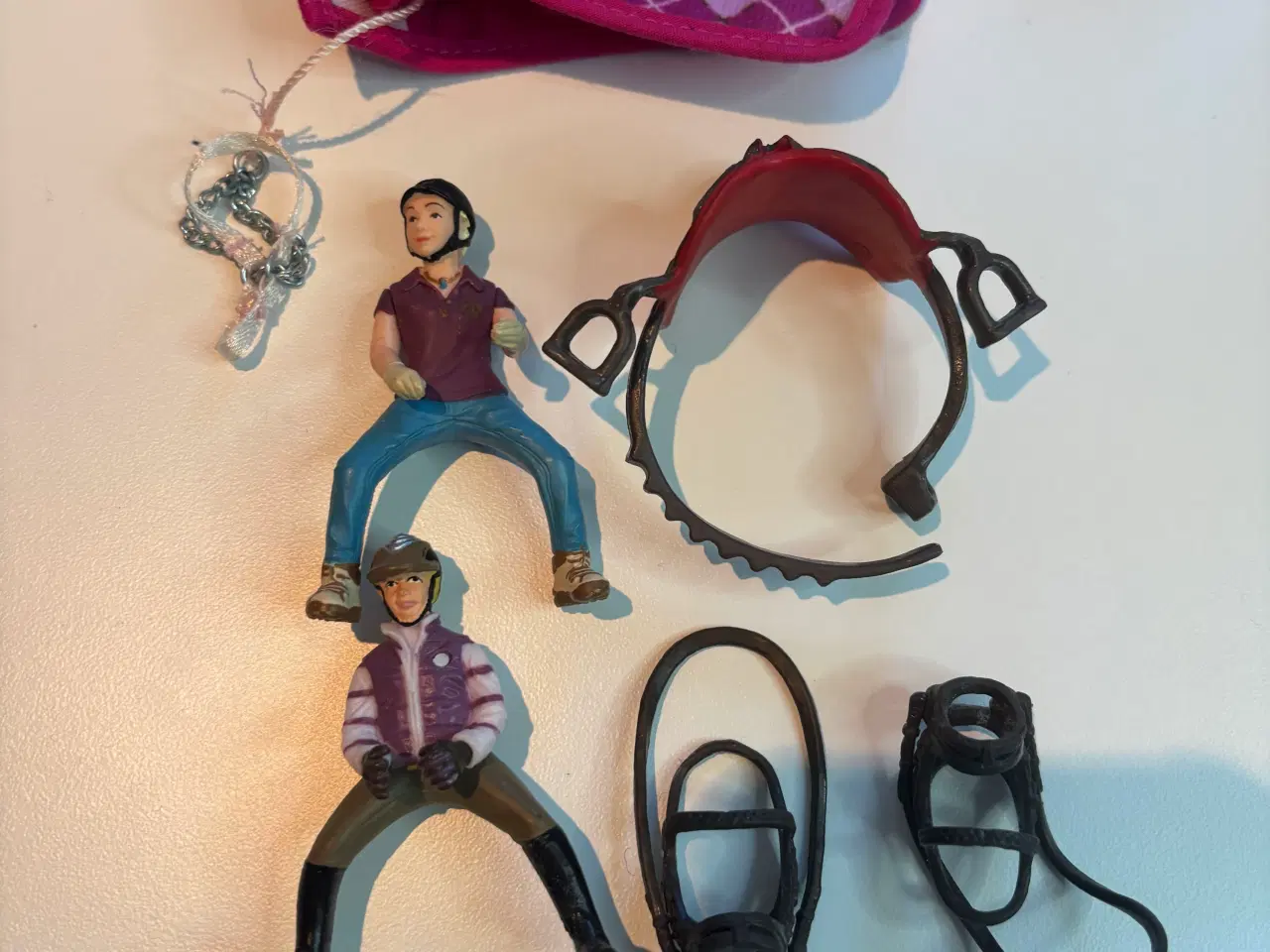 Billede 9 - Schleich stald område med 7 stk  heste